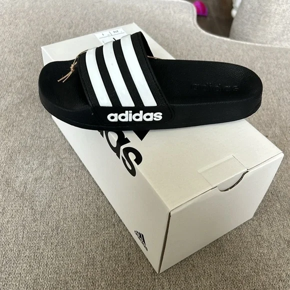 NIB Adidas youth one - Picture 2 of 4